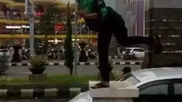 8 Potret Nyeleneh Driver Ojol saat Tunggu Penumpang, Ada yang Alih Profesi