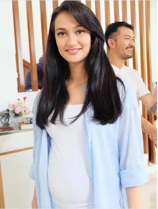 Beragam tanggapan netizen melihat gaya Rio foto bersama istri dengan telanjang dada itu. Ucapan doa dan membanjiri akun Instagram. Setidaknya lima hari sejak diunggah mendapatkan likes hingga 151,663. (Instagram/ryanogilvy)