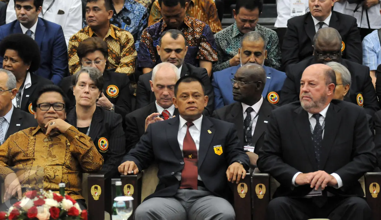 Wakil Ketua MPR RI, Oesman Sapta Odang (kiri depan) hadir mengikuti pembukaan WKF World Junior, Cadet and U-21 Championship 2015 di ICE Serpong, Banten, Kamis (12/11). 1.425 peserta dari 91 negara berlaga di ajang ini. (Liputan6.com/Helmi Fithriansyah)