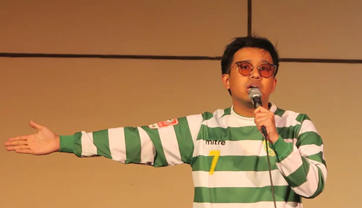 Selain film dan musik, pria berusia 27 tahun ini juga kerap menghibur publik dengan stand up comedy. Bahkan, saat stand up comedy pun Joshua mengenakan jersey klasik milik Persebaya Surabaya. Jersey tersebut dikenakan Bajul Ijo pada musim 2013. (Liputan6.com/IG/@jojosuherman)
