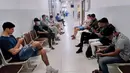 Tim Barito Putera berada di ruang tunggu RS Sari Mulia Banjarmasin untuk tes kesehatan terkait virus Corona yang konon menimpa asisten pelatih Yunan Helmi. (Dokumentasi Barito Putra/Gatot Susetyo)