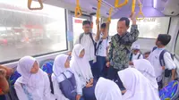 Wali Kota Bogor Bima Arya merasakan naik bus sekolah gratis untuk siswa kurang mampu, Sabtu (26/1/2019). (Liputan6.com/Achmad Sudarno)