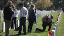 Larry Bruno (kanan) mengunjungi makam temannya saat peringatan Hari Veteran, Arlington, Virginia, AS, Senin (11/11/2019). Rakyat AS memperingati Hari Veteran untuk menghormati mereka yang pernah bertugas di militer AS. (Alex Wong/Getty Images/AFP)