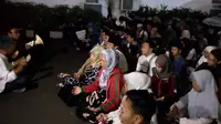 Warga menggelar istigasah di halaman gedung DPRD Kota Malang (Liputan6.com/Zainul Arifin)
