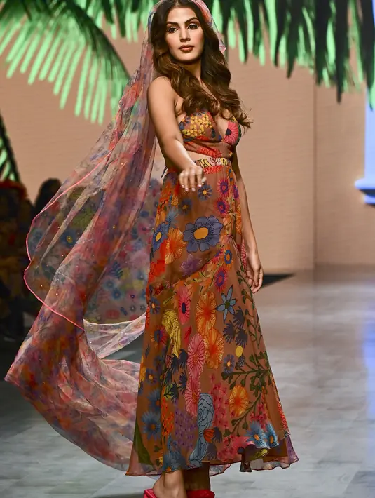 Rhea Chakraborty berpose mengenakan kreasi desainer Guapa selama FDCI X Lakme Fashion Week di Mumbai pada 14 Oktober 2022. Rhea telah mencocokkan pakaiannya yang santai dengan sepasang sandal merah muda. (AFP/Sujit Jaiswal)