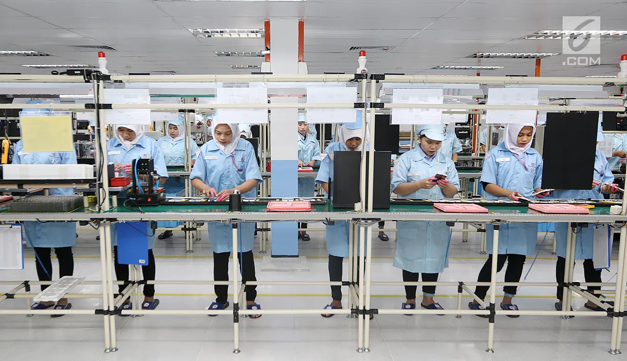 Sejumlah teknisi sedang memproses perakitan smartphone Xiaomi di pabrik PT. Sat Nusapersada, Batam, Senin (4/11). Kedua perusahaan tersebut menghasilkan produk-produk yang memenuhi Tingkat Konten Domestik (TKDN). (Liputan6.com/Fery Pradolo)