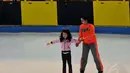 Anak-anak yang baru pertama kali bermain ice skating akan ditemani oleh   instruktur (Liputan6.com/Johan Tallo) 