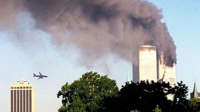 Sebuah pesawat mendekati World Trade Center (WTC) New York sebelum menabrak menara di sebelah kiri, seperti yang terlihat dari pusat kota Brooklyn, Selasa, 11 September 2001.(Foto AP / William Kratzke)