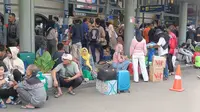 Situasi arus mudik lebaran di stasiun Pasar Senen, Jakarta Pusat. (Merdeka.com/Rahmat Baihaqi)