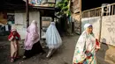 Warga Pancoran Buntu usai Sholat Id diantara reruntuhan akibat penggusuran rumah merka di, Pancoran Buntu II, Jakarta Selatan. Kamis (13/5/2021). Mayoritas umat Muslim di Indonesia melaksanakan Sholat Id sesuai dengan ketetapan pemerintah pada Rabu (13/5/2021). (Liputan6.com/Johan Tallo)