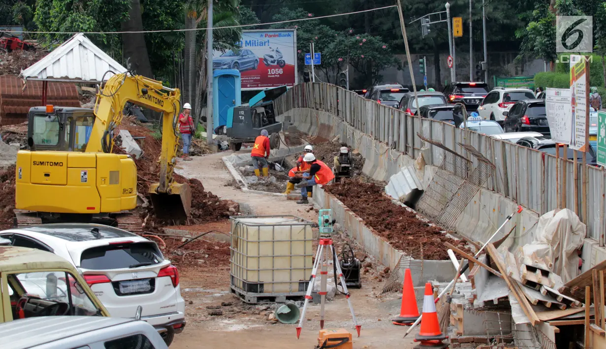 Pekerja melakukan pengerjaan pembangunan Spot Budaya di Dukuh Atas, Jakarta, Selasa (14/5/2019). Pembangunan Spot Budaya tersebut dilakukan guna menciptakan ruang ekspresi budaya di Ibu Kota. (Liputan6.com/Johan Tallo)
