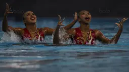 Pasangan Anisa Feritrianti dan Claudia Megawati, saat tampil pada cabang renang indah di Aquatic Center, Kuala Lumpur, Kamis (18/8/2017). Pasangan ini berhasil meraih medali perunggu. (Bola.com/Vitalis Yogi Trisna)