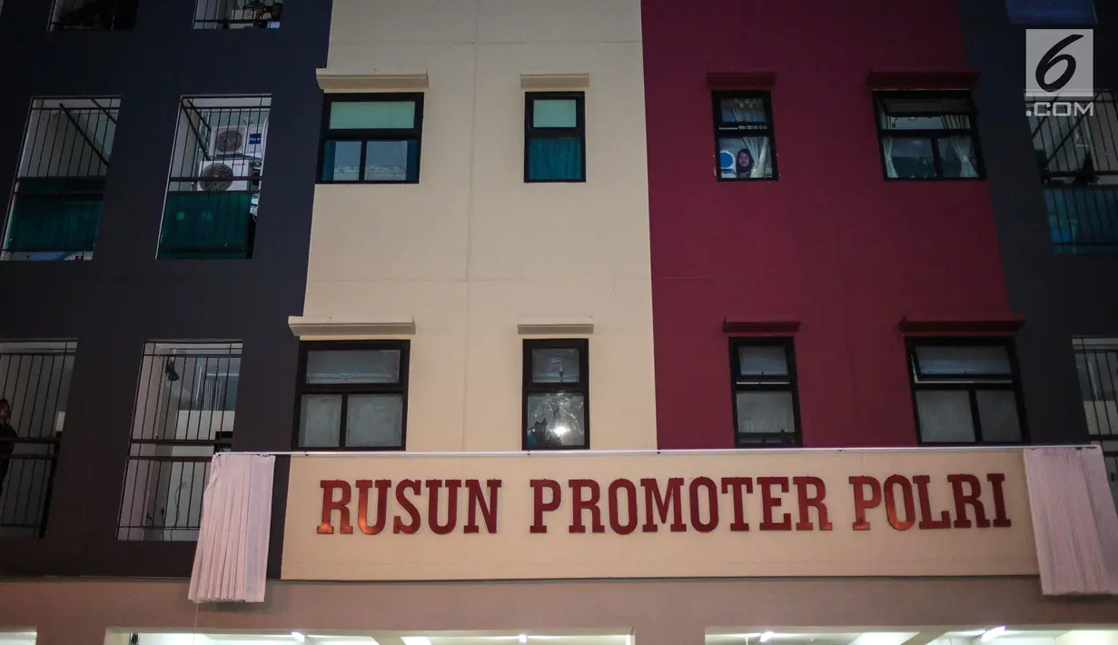 Tampak suasana Rumah Susun (Rusun) Promoter Polri dari depan di Kebon Jeruk, Jakarta Barat, Rabu (28/11). Rusun dengan 17 lantai terdiri atas 255 unit dibangun dengan dana APBD. (Liputan6.com/Faizal Fanani)