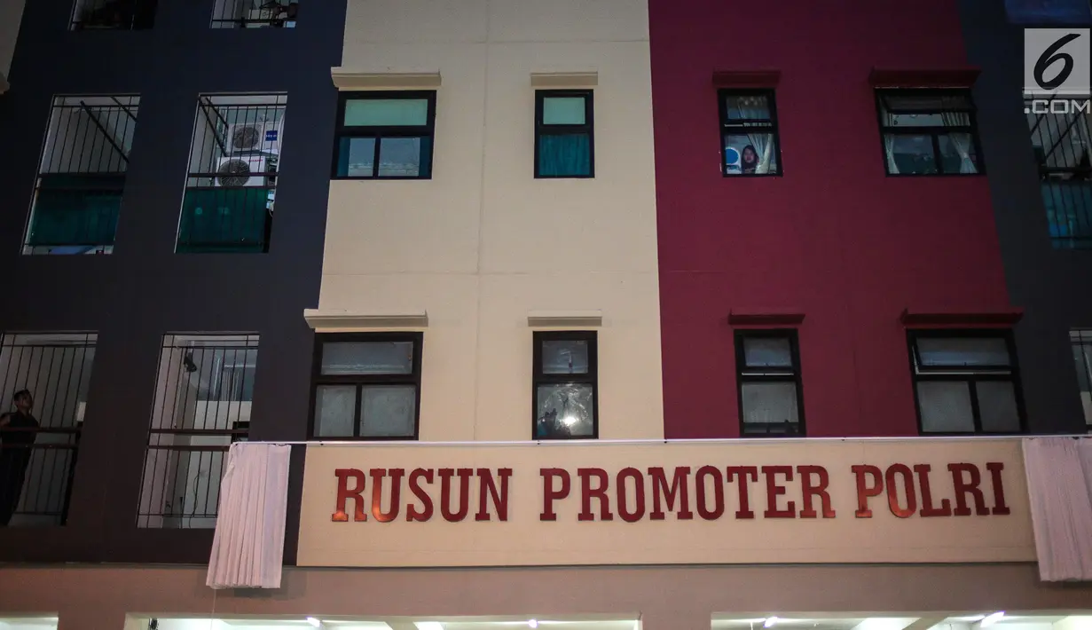 Tampak suasana Rumah Susun (Rusun) Promoter Polri dari depan di Kebon Jeruk, Jakarta Barat, Rabu (28/11). Rusun dengan 17 lantai terdiri atas 255 unit dibangun dengan dana APBD. (Liputan6.com/Faizal Fanani)