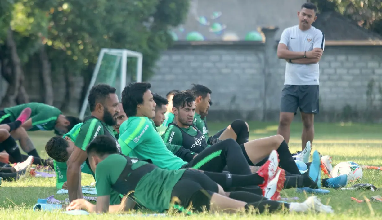 Para pemain Timnas Indonesia rileks saat latihan di Lapangan Gelora Trisakti, Bali, Minggu (13/10). Latihan ini merupakan persiapan jelang laga Kualifikasi Piala Dunia 2022 melawan Vietnam. (Bola.com/Aditya Wany)