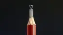 Ukiran dari ujung pensil berbentuk hati karya Jasenko Djordjevic di Tuzla, Bosnia dan Herzegovina, Selasa (26/4). Djordjevic memiliki keterampilan yang luar biasa ini secara otodidak. (REUTERS / Dado Ruvic)