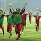 Pemain Timnas Indonesia U-16 mengangkat tangan saat selebrasi usai mengalahkan Singapura U-16 di laga persahabatan di Stadion Wibawa Mukti, Kab Bekasi, Kamis (8/6). Indonesia U-16 menang 4-0. (Liputan6.com/Helmi Fithriansyah)