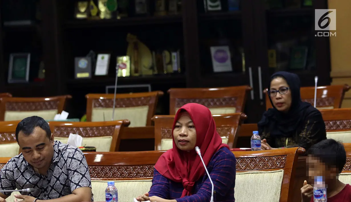 Terpidana kasus pelanggaran UU ITE sekaligus korban pelecehan seksual Baiq Nuril (tengah) berbicara dalam rapat pleno Komisi III DPR di Gedung Nusantara III, Jakarta, Rabu (23/7/2019). Baiq ingin terkabulnya amnesti menjadi hadiah untuk anaknya di Hari Anak Nasional. (Liputan6.com/JohanTallo)