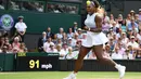 Petenis AS, Serena Williams berselebrasi usai meraih poin atas petenis Republik Ceko, Barbora Strycova pada semifinal Grand Slam Wimbledon di All England Lawn Tennis Club, Kamis (11/7/2019). Serena memastikan diri lolos ke babak final dan akan menghadapi Simona Halep dari Rumania. (Ben STANSALL/AFP)