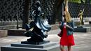 Seorang wanita melintas di dekat patung "Dalinian Dancer" saat pameran "Salvador Dali: Urban Dreams" di Mexico City, Selasa (14/3). Patung-patung tersebut adalah karya seniman asal spanyol yang bernama Salvador Dali. (AFP PHOTO / RONALDO SCHEMIDT)