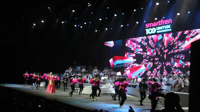 Smartfren menyelenggarakan pagelaran musik Malam 100 Cinta yang menampilkan berbagai musisi dan lagu-lagu karya putra-putri Indonesia. (Dok Sinar Mas)