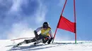 Sarah Hector dari Swedia melewati sebuah gerbang selama slalom wanita musim dingin Winter Games NZ di Cardrona, Queenstown, Selandia Baru, (29/8). (Peter Meecham / Winter Games NZ via AP)