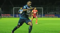 Bek muda Arema FC, Junda Irawan menyesali insiden kartu merah saat laga melawan PSM Makassar, Kamis (11/5/2017) di Stadion AMM, Makassar. (Bola.com/Iwan Setiawan)