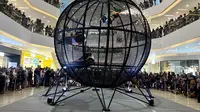 Apa jadinya, bila atraksi tong setan yang biasa di pasar malam, dikemas lebih modern dengan menggunakan motor listrik dan mengelilingi bola baja yang berstandar internasional?