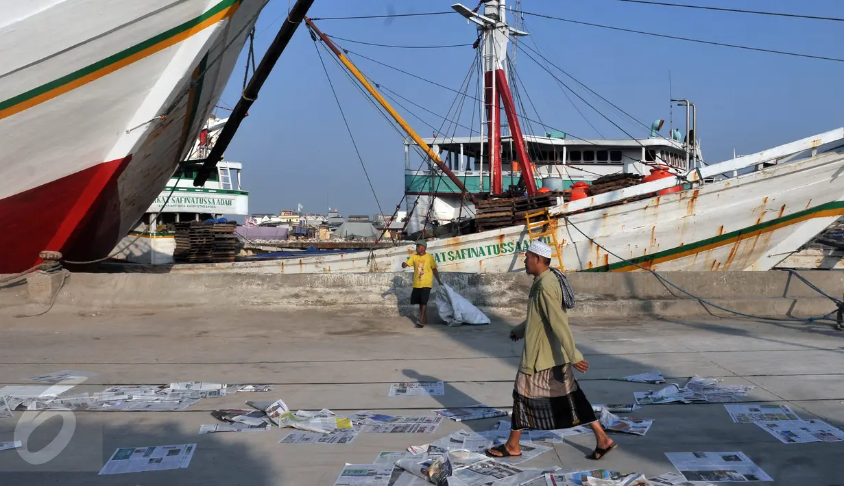 Seorang warga usai melaksanakan salat Idul Fitri di Pelabuhan Sunda Kelapa, Jakarta, Rabu (6/7). Umat muslim seluruh dunia merayakan Lebaran 1437 H setelah melaksanakan ibadah puasa selama satu bulan. (Liputan6.com/Johan Tallo)