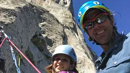 Selah Schneiter berfoto bersama ayahnya Michael Schneiter di awal aksinya memanjat tebing El Capitan di Taman Nasional Yosemite, California, Amerika Serikat, 8 Juni 2019. Bersama sang ayah dan teman keluarga, Schneiter memanjat tebing setinggi 900 meter selama lima hari. (Michael Schneiter via AP)