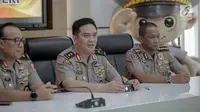 Kadiv Humas Mabes Polri Irjen Pol Muhammad Iqbal (tengah) memberi keterangan terkait penangkapan Andi Arief di Jakarta, Senin (4/3). Andi Arief ditangkap di sebuah hotel pada 3 Maret 2019. (Liputan6.com/Faizal Fanani)