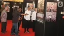 Presiden Joko Widodo atau Jokowi melihat pameran foto 'Membangun Indonesia'  di Jakarta, Selasa (12/11/2019). Pameran foto Membangun Indonesia itu menampilkan sejumlah capaian kinerja pemerintahan Presiden Joko-Widodo dan Wakil Presiden Jusuf Kalla. (Liputan6.com/Angga Yuniar)