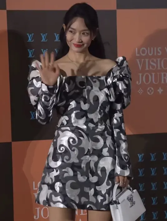 Wajahnya dipulas makeup cerah dengan blush on merah serta lipstik merah di bibir memancarkan aura calon pengantin. Rambut panjang hitam dibiarkan terurai dengan poni belah dua. [@ament_official]