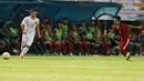 Para pemain cadangan Timnas Indonesia serius menyaksikan laga  melawan Vietnam pada di Stadion Maguwoharjo, Minggu (09/10/2016). (Bola.com/Nicklas Hanoatubun)