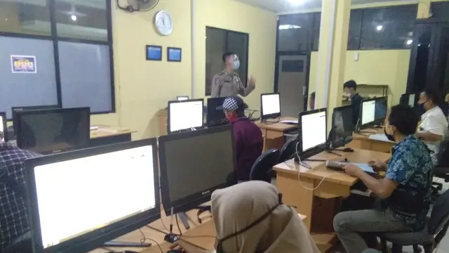 Layanan SIM di Satlantas Polres Kota (Polresta) Tangerang. (Liputan6.com/Pramita Tristiawati)