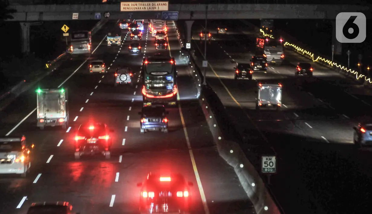 <p>Suasana arus kendaraan pemudik saat melintasi Jalan Tol Jakarta-Cikampek, Karawang, Jawa Barat, Kamis (28/4/2022). Arus lalu lintas kendaraan pemudik terpantau ramai lancar usai diberlakukan sistem satu arah atau One Way di ruas Tol Jakarta-Cikampek KM 47 hingga Tol Kalikangkung KM 414. (merdeka.com/Iqbal S Nugroho)</p>