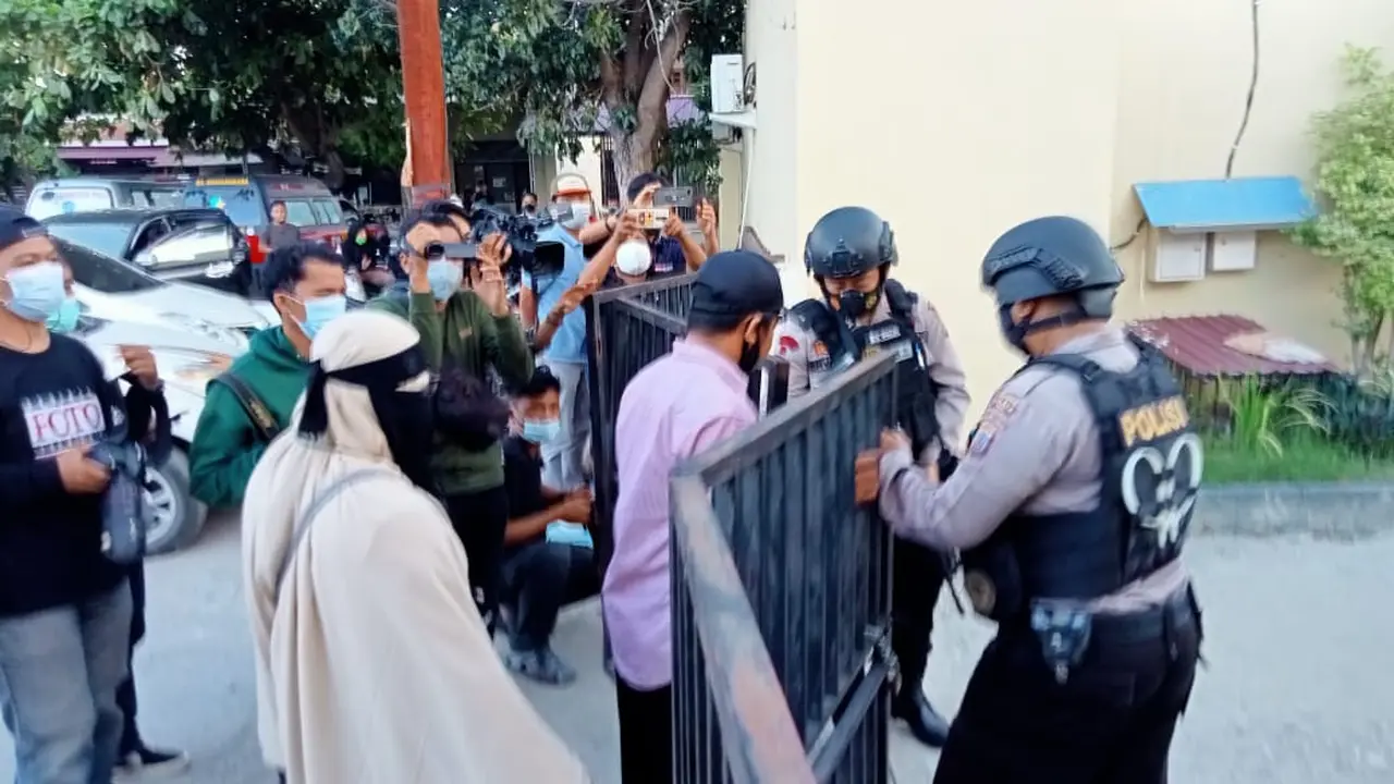 Pihak keluarga Ali Kalora memasuki RS Bhayangkara Palu, Minggu sore (19/9/2021). Di RS pihak kepolisian mengambil sampel DNA istri dan anak Ali Kalora. (Foto: Heri Susanto/ Liputan6.com)