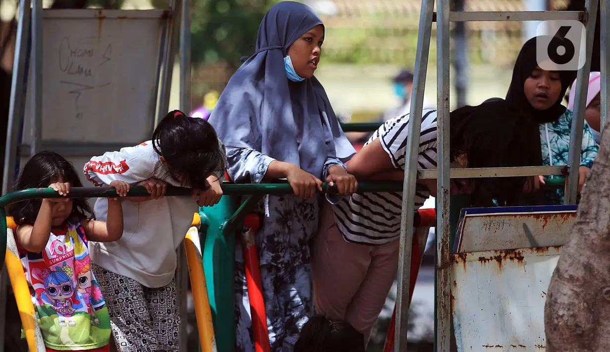 Sejumlah anak dan remaja menikmati Taman Kota Waduk Pluit di Penjaringan, Jakarta Utara, Minggu (27/12/2020). Taman Kota Waduk Pluit dibuka kembali setelah ditutup pada libur Natal, namun banyak warga yang berwisata tidak menerapkan protokol kesehatan. (Liputan6.com/Johan Tallo)
