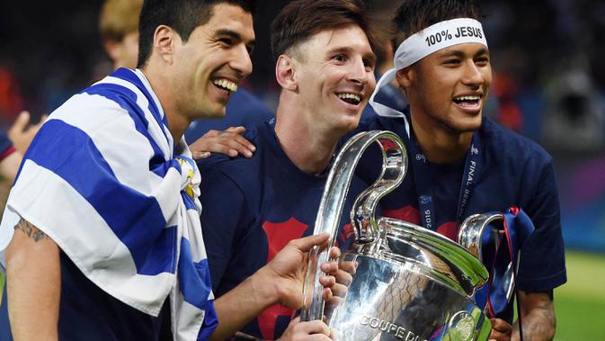 Trio MSN Barcelona, Neymar Jr, Luis Suarez dan Lionel Messi melakukan selebrasi usai berhasil menjuarai Liga Champions dengan mengalahkan Juventus di Stadion Olympic, Berlin, Sabtu, (6/6/2015). (AFP/Patrik Stollarz)