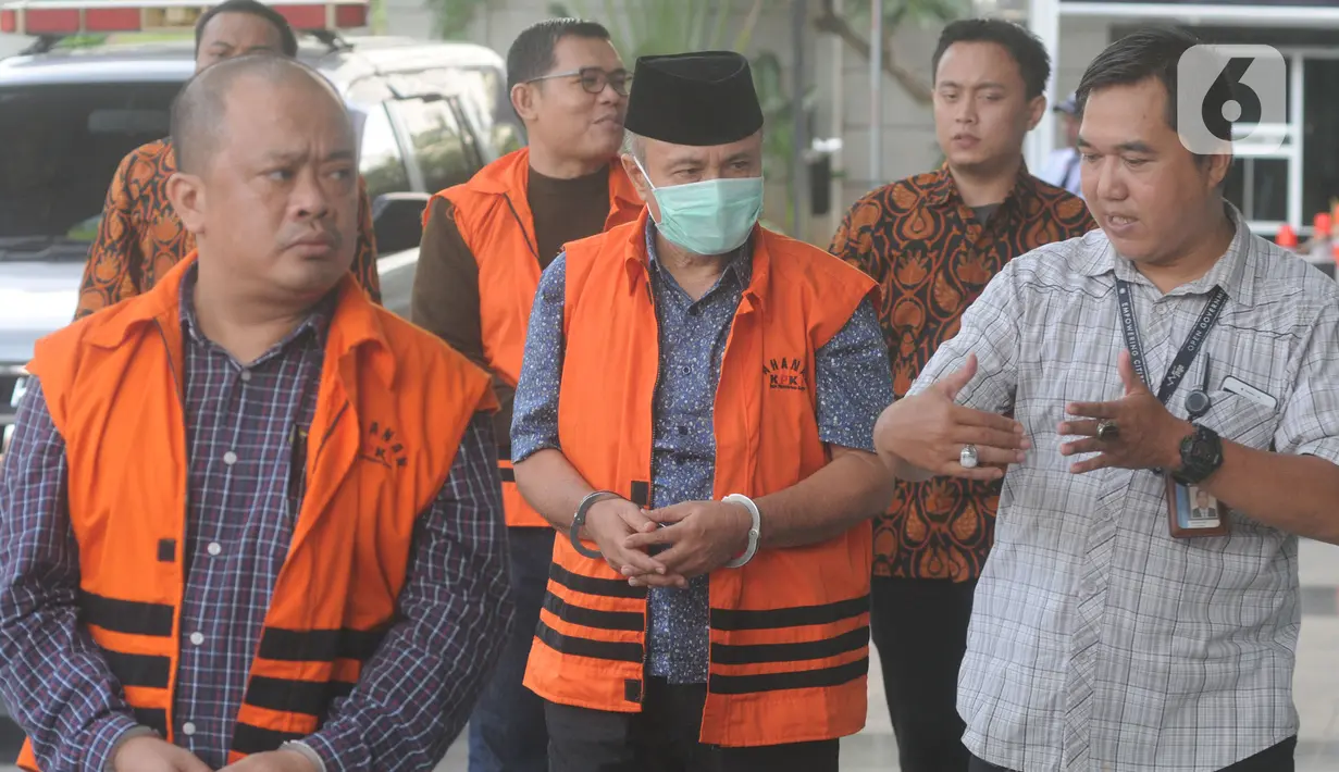 Tiga tersangka anggota DPRD Jambi Gusrizal, Elhelwi dan Sufardi Nurzain bersiap menandatangani berkas P21 di gedung KPK, Jakarta, Rabu (20/11/2019). Berkas perkara ketiganya terkait kasus ketok palu RAPBD tahun 2017 dan RAPBD 2018 telah lengkap (P21) dan siap untuk disidangkan. (merdeka.com/Dwi Narw