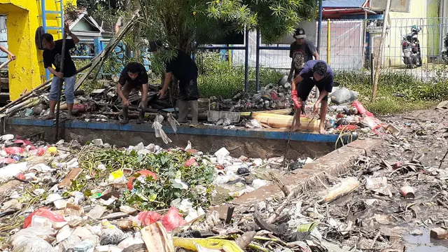 Tumpukan Sampah di Kalisukatani Bekasi