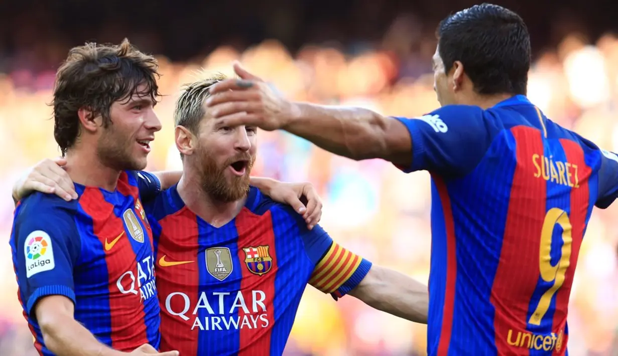 Pemain Barcelona merayakan gol ke gawang Real Betis dalam laga La Liga di Stadion Camp Nou, Minggu (21/8/2016) dini hari WIB. (AFP/Pau Barrena) 