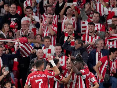 Gelandang Athletic Bilbao, Oihan Sancet (tengah) merayakan gol dengan rekan setimnya setelah mencetak gol kedua bagi timnya pada matchday 2 league phase Liga Europa 2024/2025 melawan AZ Alkmaar di stadion San Mames, Bilbao pada Kamis 3 Oktober 2024 atau Jumat (4/10/2024) dini hari WIB. (Cesar Manso/AFP)