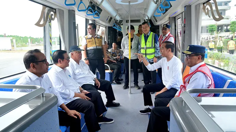 Presiden Joko Widodo atau Jokowi menjajal moda transportasi baru yang ramah lingkungan, autonomous rail transit (ART), atau Trem Otonom Nusantara di Ibu Kota Nusantara (IKN).