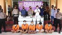 Konferensi pers pengungkapan tindak pidana di Polres Siak, salah satunya eksploitasi anak dibawah umur menjadi pelayan kafe. (Liputan6.com/M Syukur)