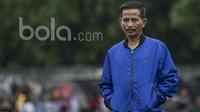 Pelatih Persib Bandung, Djadjang Murdjaman, memantau latihan anak asuhnya di Lapangan Lodaya Bandung, Jawa Barat, Selasa (28/3/2017). (Bola.com/Vitalis Yogi Trisna)