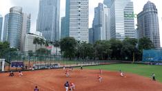 Suasana pertandingan antara Singapura melawan Taiwan pada laga Asian Softball Championship di Senayan, Jakarta,Selasa (24/4/2018). Singapura menang 12-4. (Bola.com/Nick Hanoatubun)