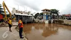 Petugas melihat ketinggian air di pintu air Manggarai, Jakarta, Kamis (11/2/2016). Volume air di Pintu Air Manggarai masih sekitar 690 cm (normal) meski hujan mengguyur sebagian Jakarta dan Bogor sepanjang Kamis (11/2). (Liputan6.com/Helmi Fithriansyah)