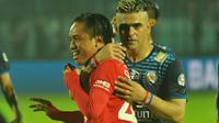 I Gede Sukadana bereuni dengan mantan rekannya saat laga Arema Cronus versus Bali United, Minggu (7/8/2016) di Stadion Kanjuruhan, Kab. Malang. (Bola.com/Iwan Setiawan)