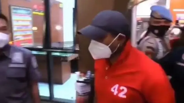 7 Potret Nia Ramadhani dan Ardi Bakrie Pakai Baju Tahanan saat Pemeriksaan